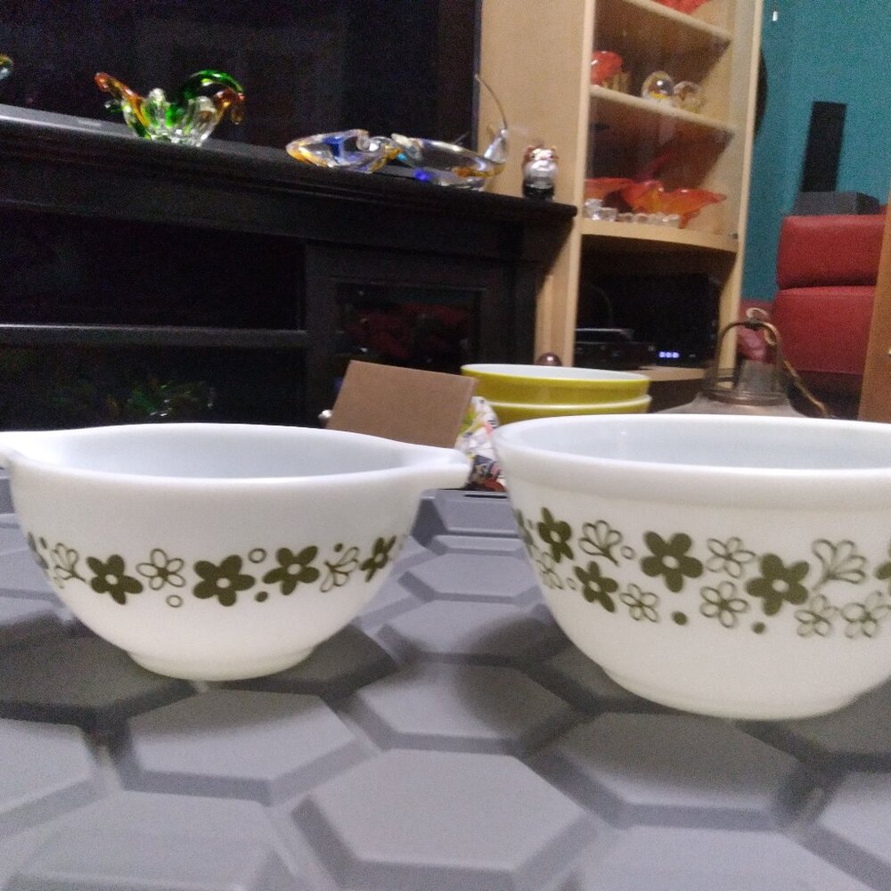 Pyrex CRAZY DAISY Nesting 402 & Pyrex Cinderella 401 Bowls